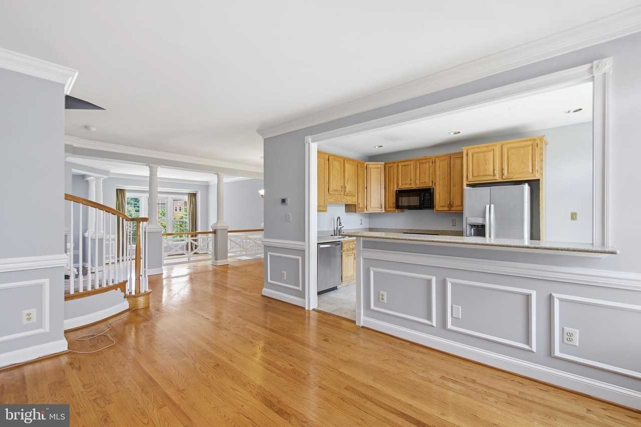 6323 Barcroft Mews Dr - Photo 4 of 36