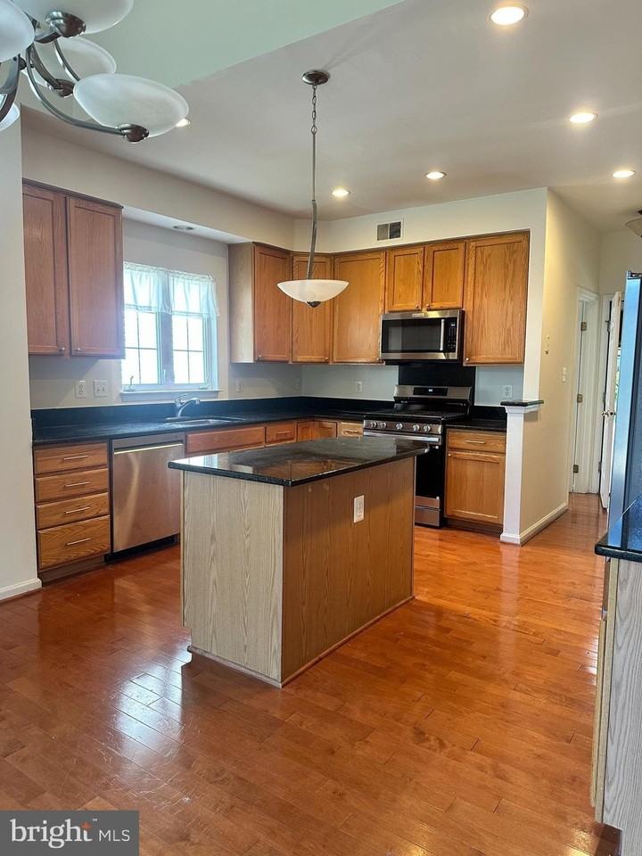 25889 Spurling Ln - Photo 6 of 28