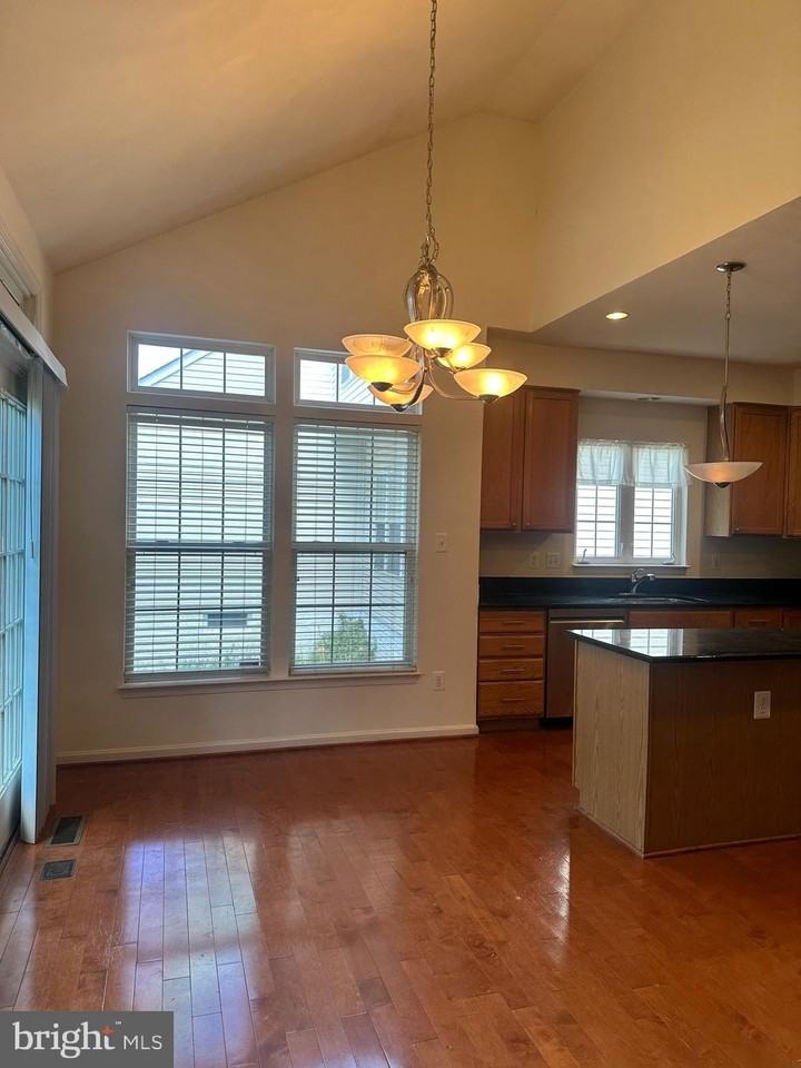 25889 Spurling Ln - Photo 7 of 28