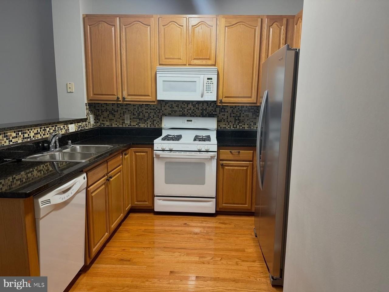 46190 Walpole Ter - Photo 4 of 22