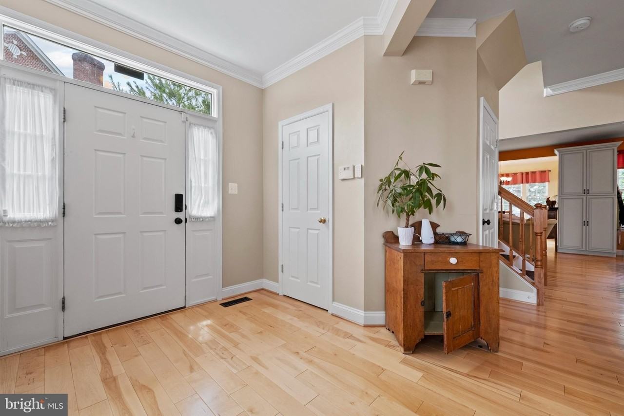 670 Mcleary Sq Se - Photo 2 of 35