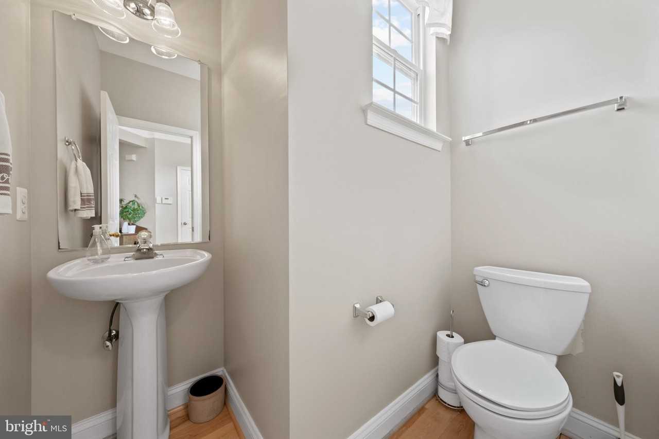 670 Mcleary Sq Se - Photo 3 of 35