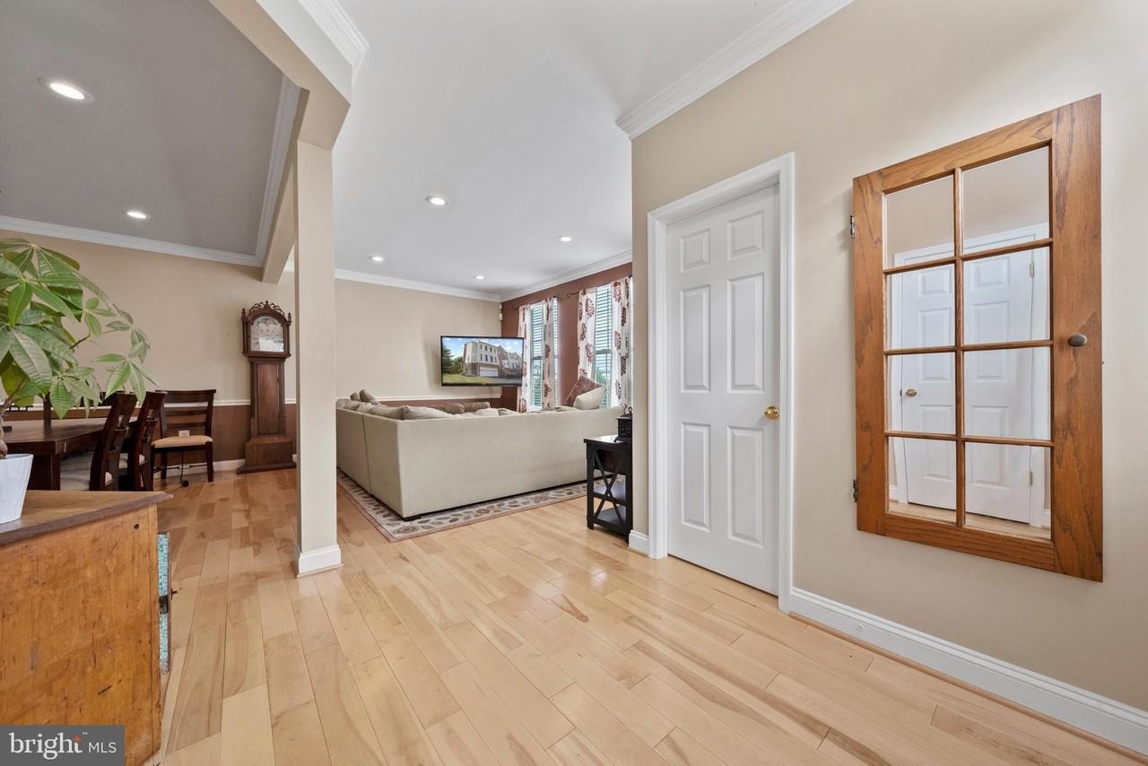 670 Mcleary Sq Se - Photo 4 of 35