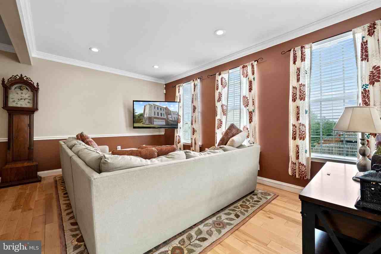670 Mcleary Sq Se - Photo 5 of 35