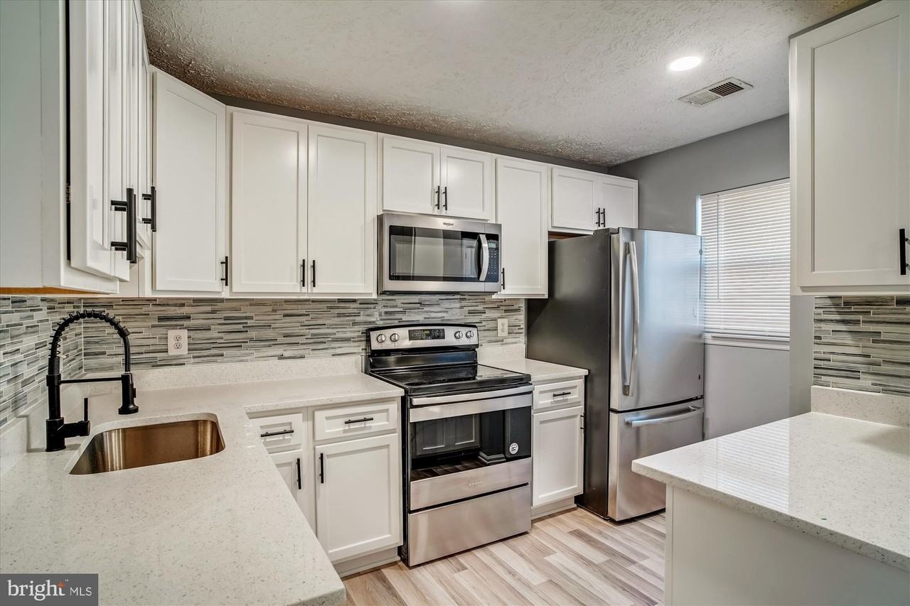 8603 Woodhue Ct - Photo 4 of 18