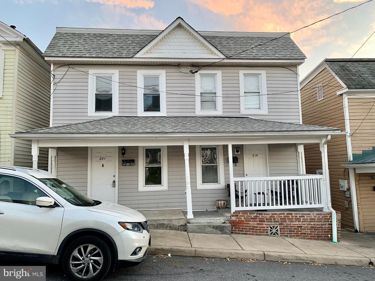 221 Baker St - Photo 2 of 34