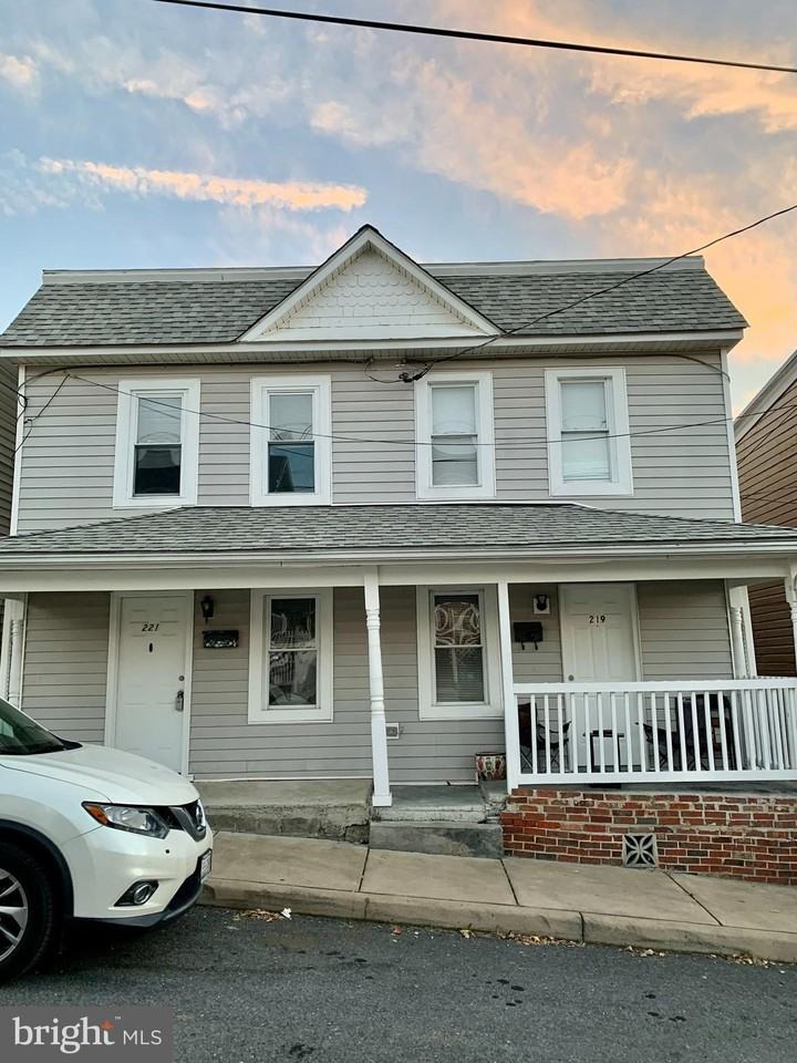 221 Baker St - Photo 3 of 34