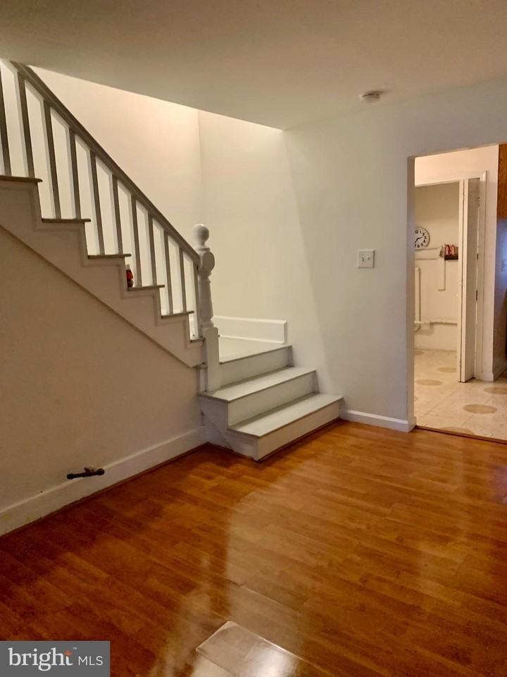 221 Baker St - Photo 5 of 34
