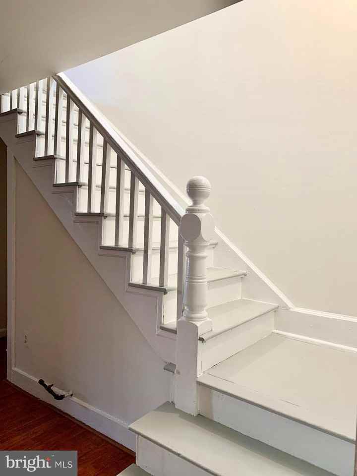 221 Baker St - Photo 6 of 34