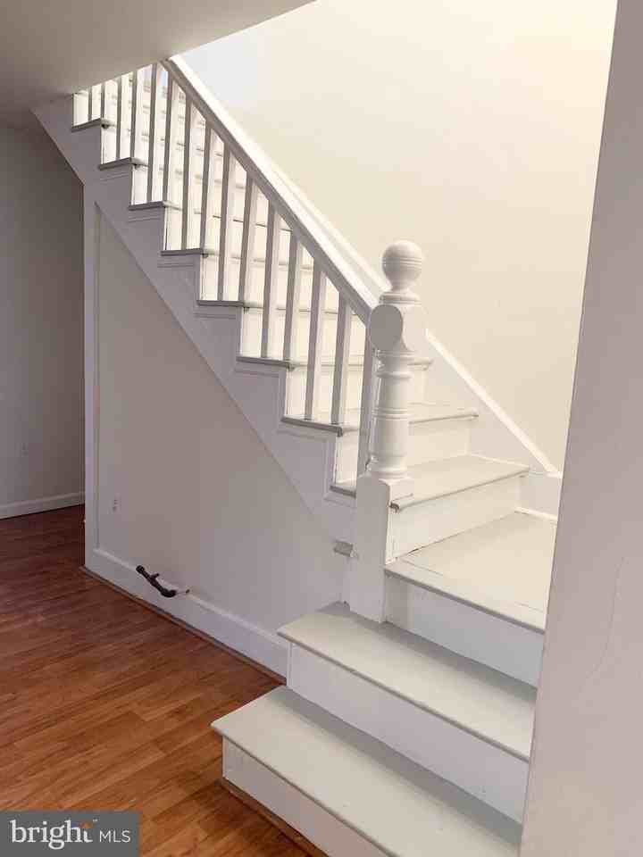 221 Baker St - Photo 7 of 34