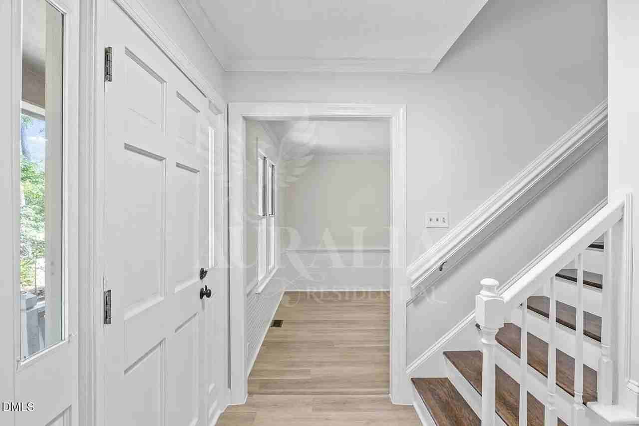 623 Elmwood Ct - Photo 5 of 33