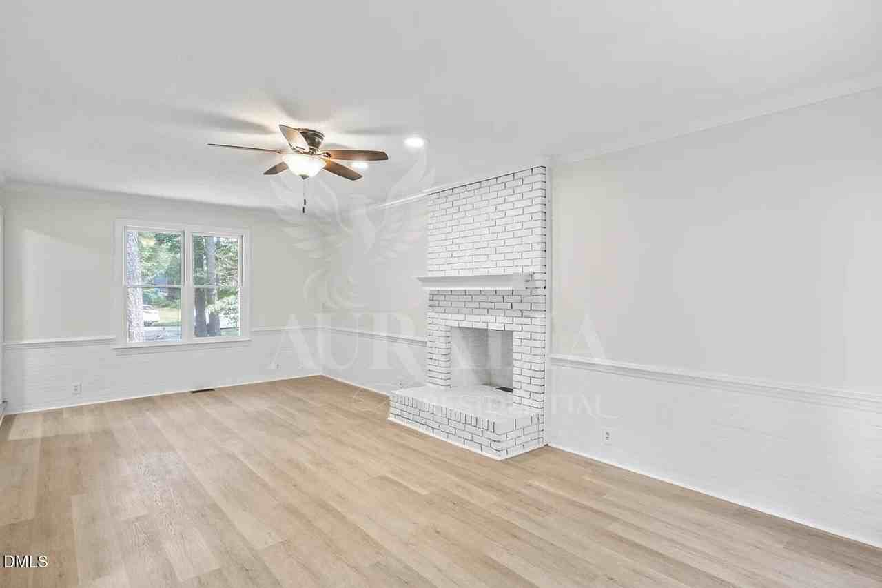 623 Elmwood Ct - Photo 7 of 33