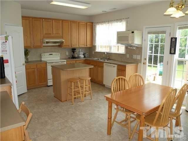 5413 Glorietta Cir - Photo 3 of 18