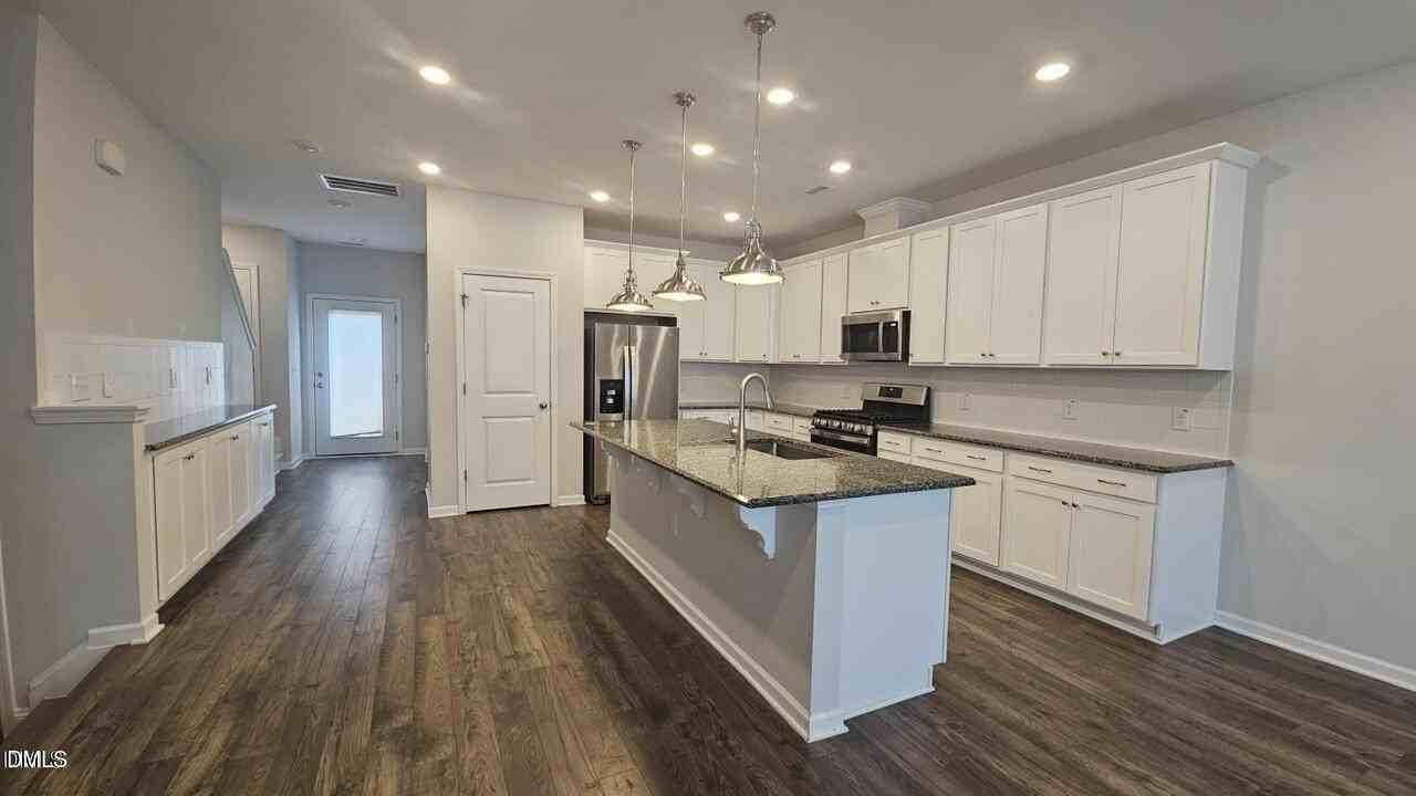 1038 Manorhaven Dr - Photo 3 of 37