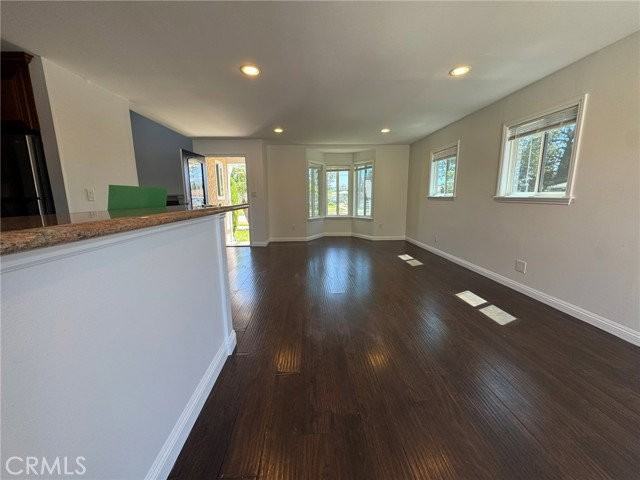 1041 W Acacia Ave - Photo 3 of 8