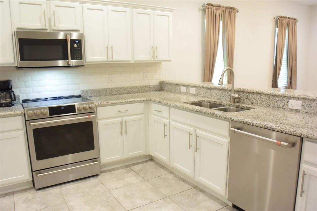 1213 Grantham Dr - Photo 3 of 39
