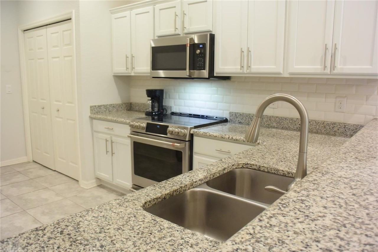 1213 Grantham Dr - Photo 4 of 39