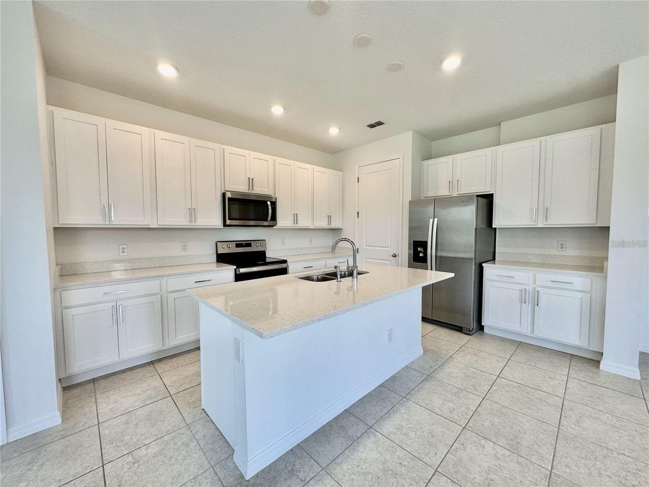 1707 Sanibel Dr - Photo 5 of 26