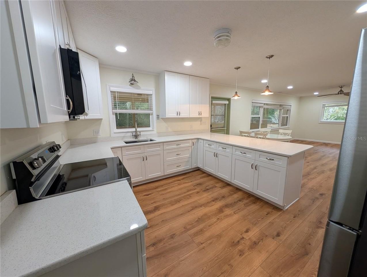 8481 S Great Oaks Dr - Photo 4 of 32