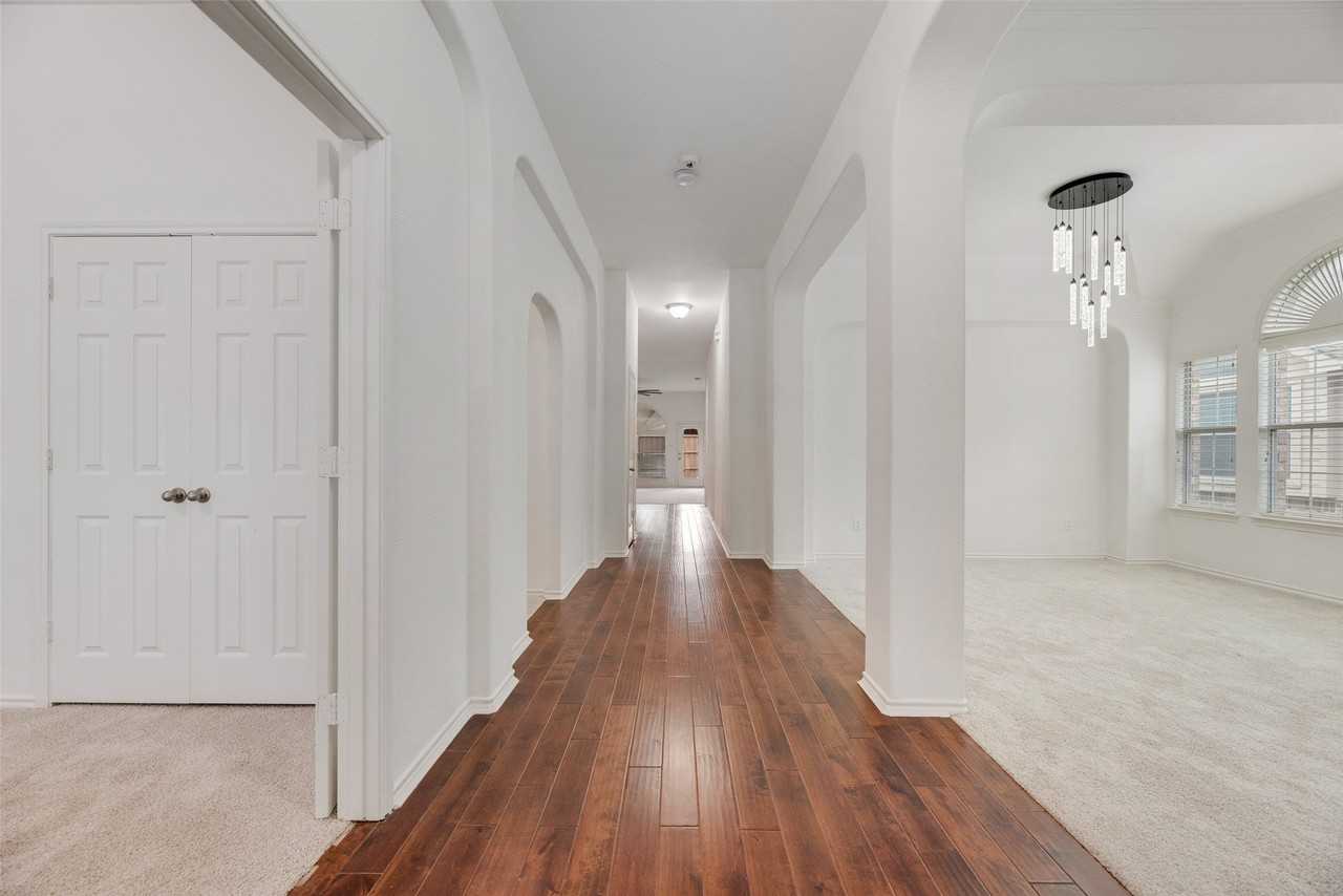 608 Regency Trl - Photo 4 of 28