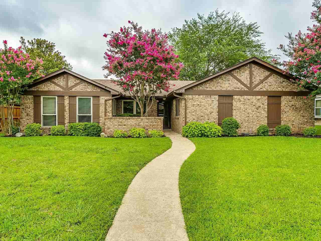 808 Sandhurst Dr