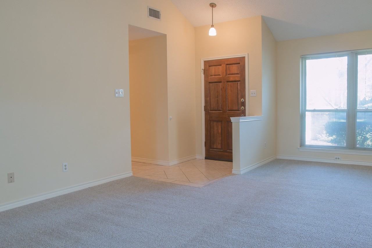 808 Sandhurst Dr - Photo 5 of 30