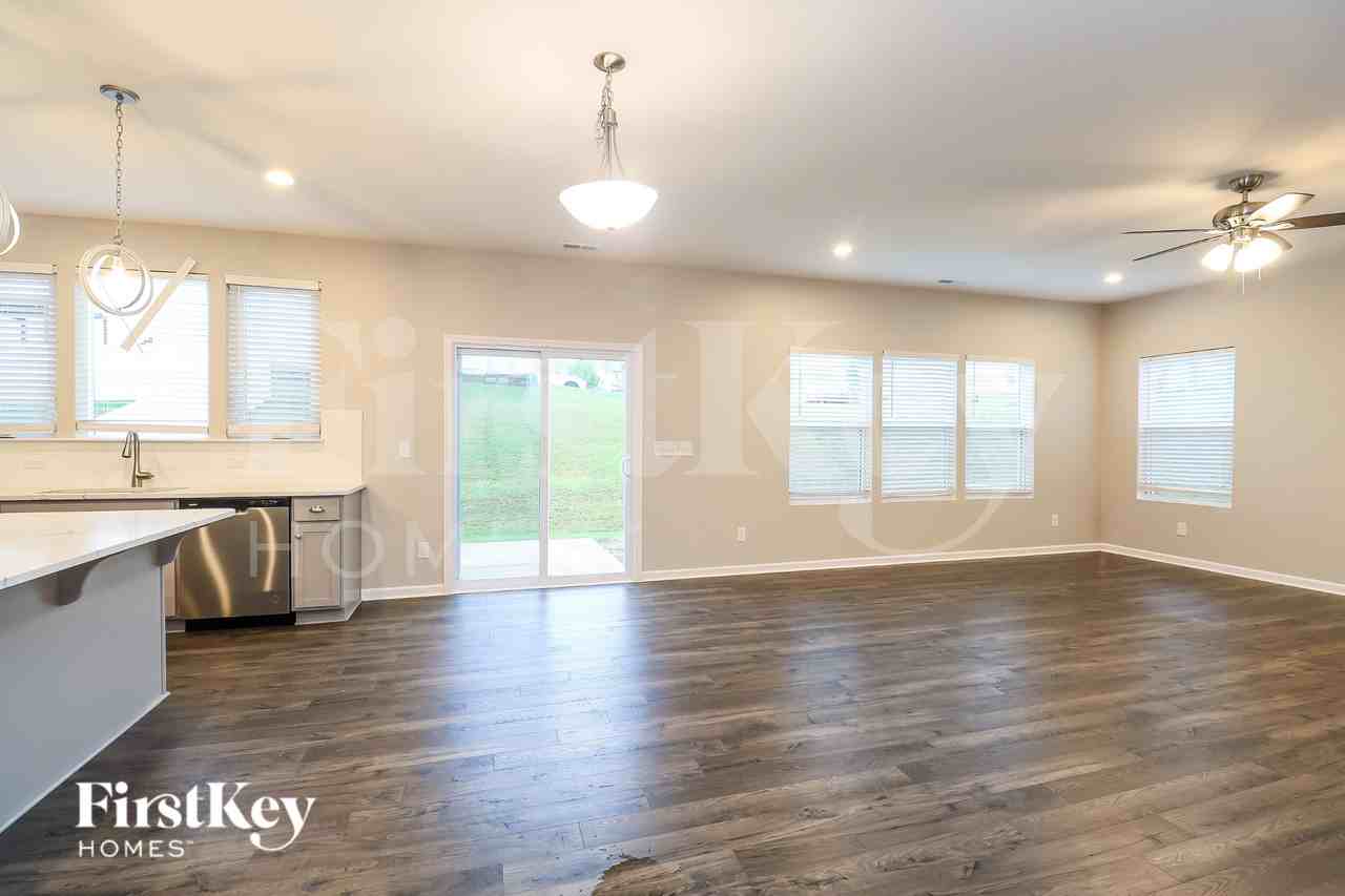 124 Benford Dr - Photo 3 of 19