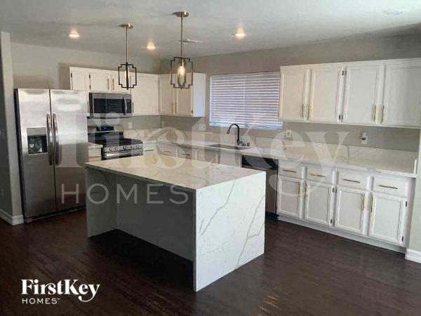426 Hopedale Ave - Photo 4 of 10