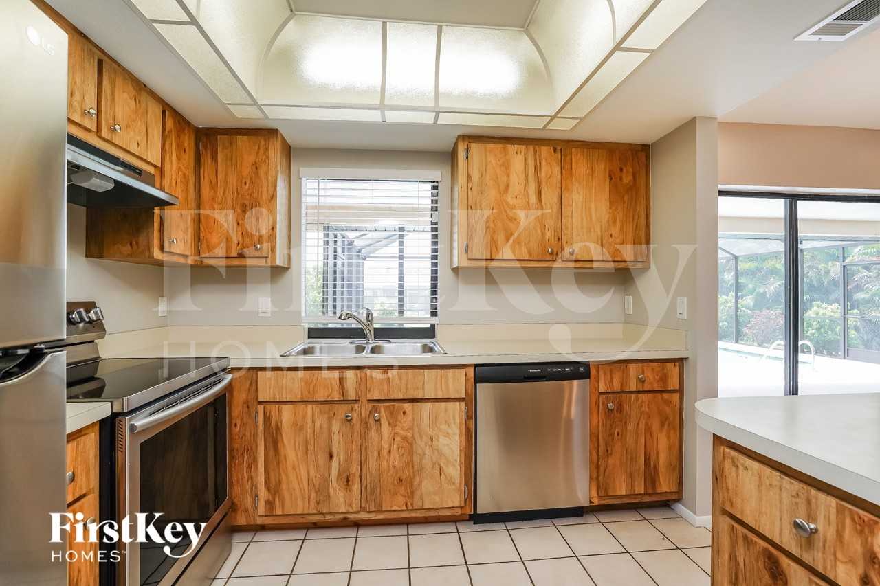3721 Sw 6th Ave - Photo 6 of 15