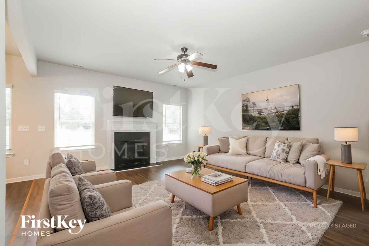 727 Hot Springs Trl - Photo 3 of 18
