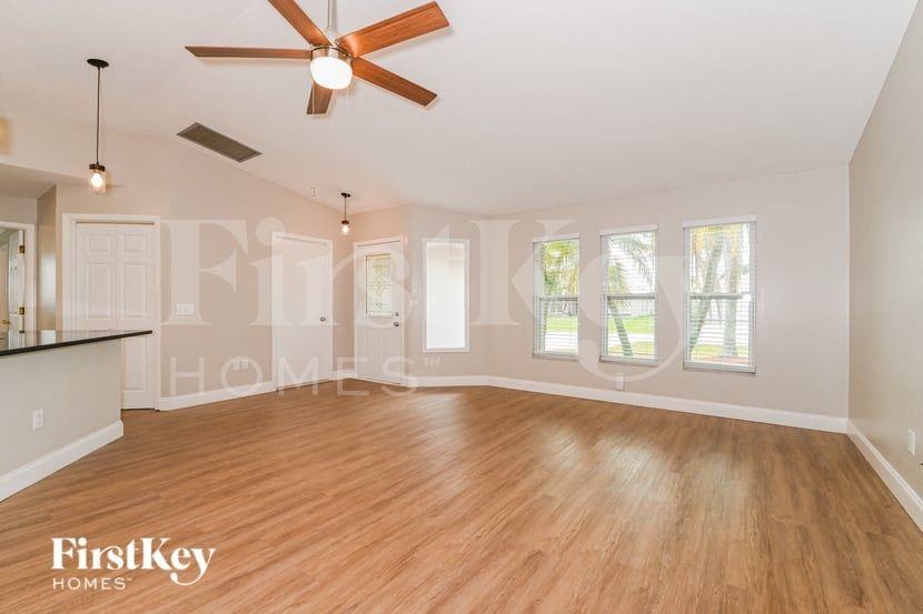 2213 Se 5th St - Photo 2 of 15