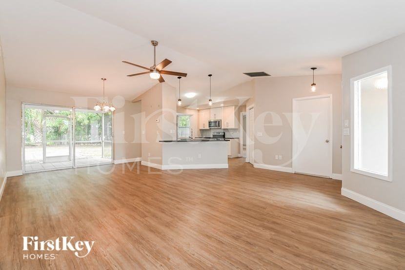 2213 Se 5th St - Photo 3 of 15