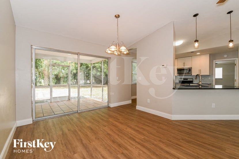 2213 Se 5th St - Photo 4 of 15