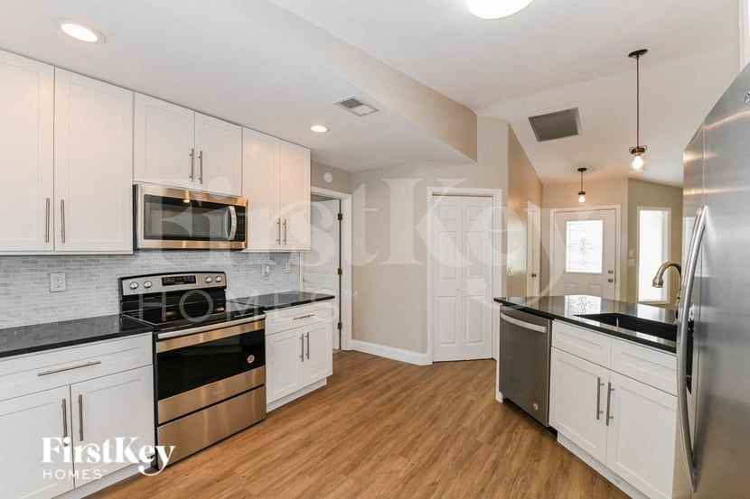 2213 Se 5th St - Photo 5 of 15