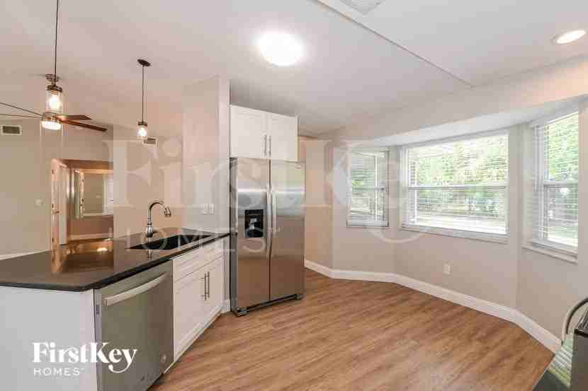 2213 Se 5th St - Photo 6 of 15