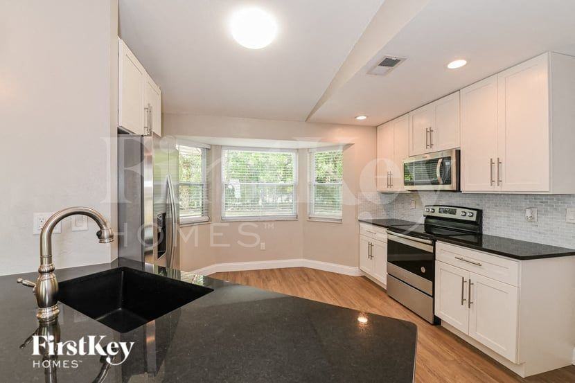 2213 Se 5th St - Photo 7 of 15
