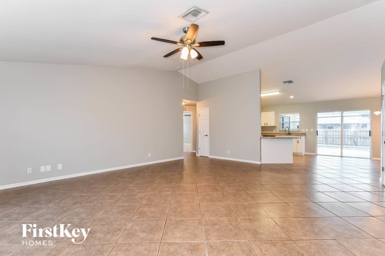 3736 Sw Santa Barbara Pl - Photo 3 of 15