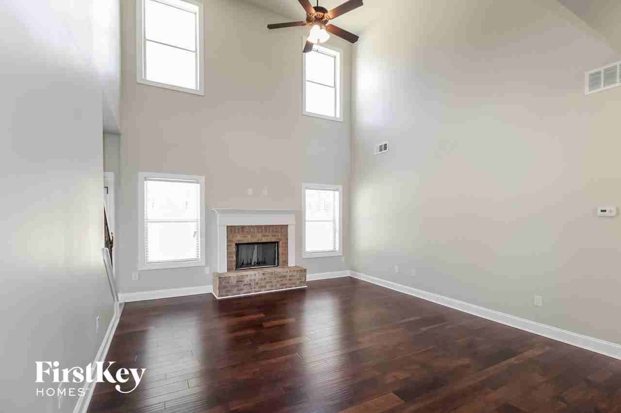 1810 Cedar Oaks Ln - Photo 3 of 15