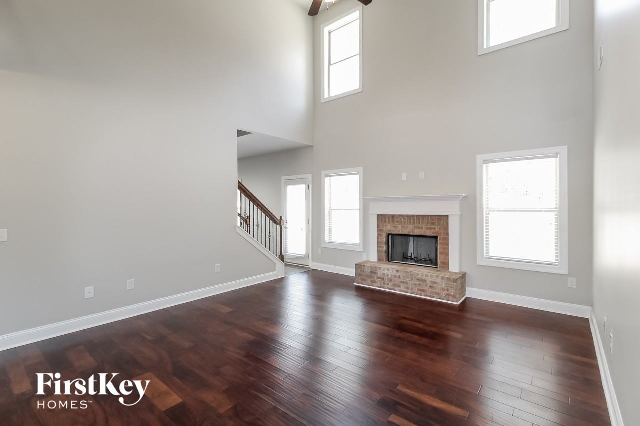 1810 Cedar Oaks Ln - Photo 4 of 15