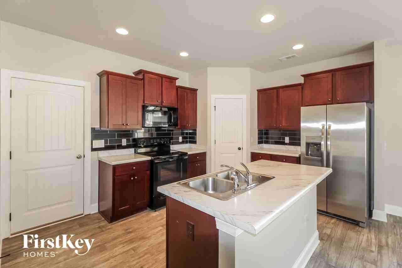 1810 Cedar Oaks Ln - Photo 6 of 15