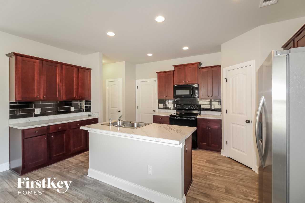 1810 Cedar Oaks Ln - Photo 7 of 15
