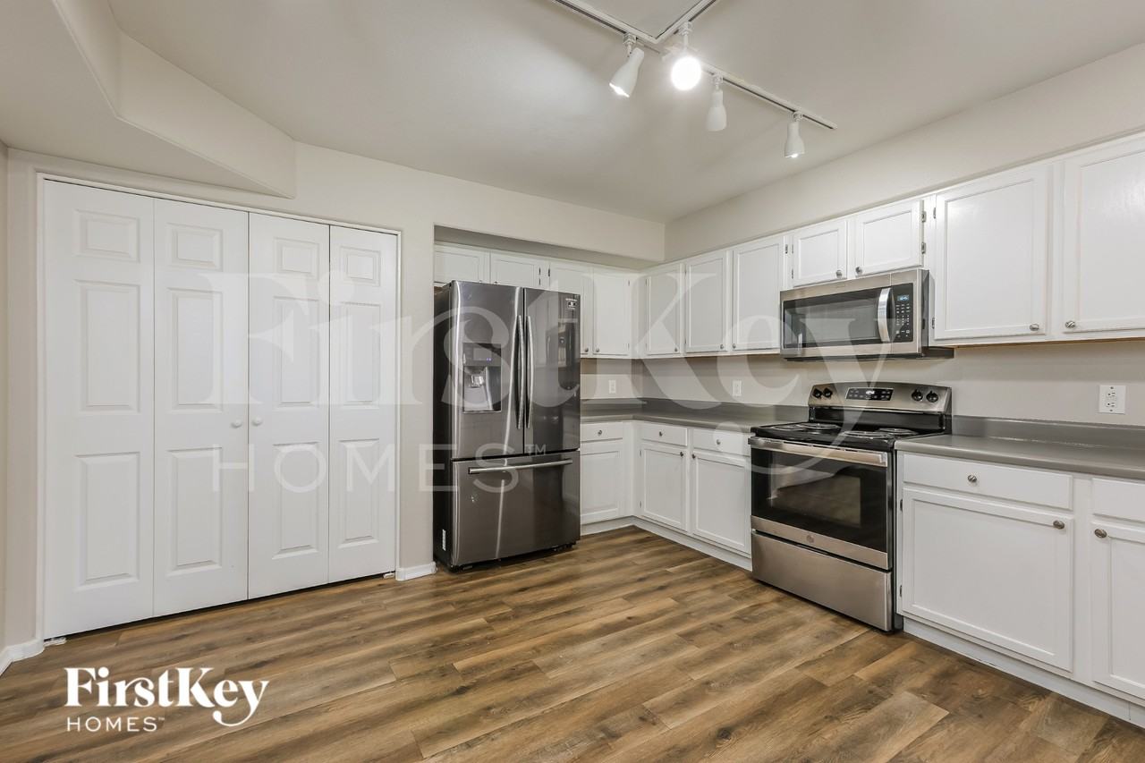 7547 W Comet Ave - Photo 6 of 16