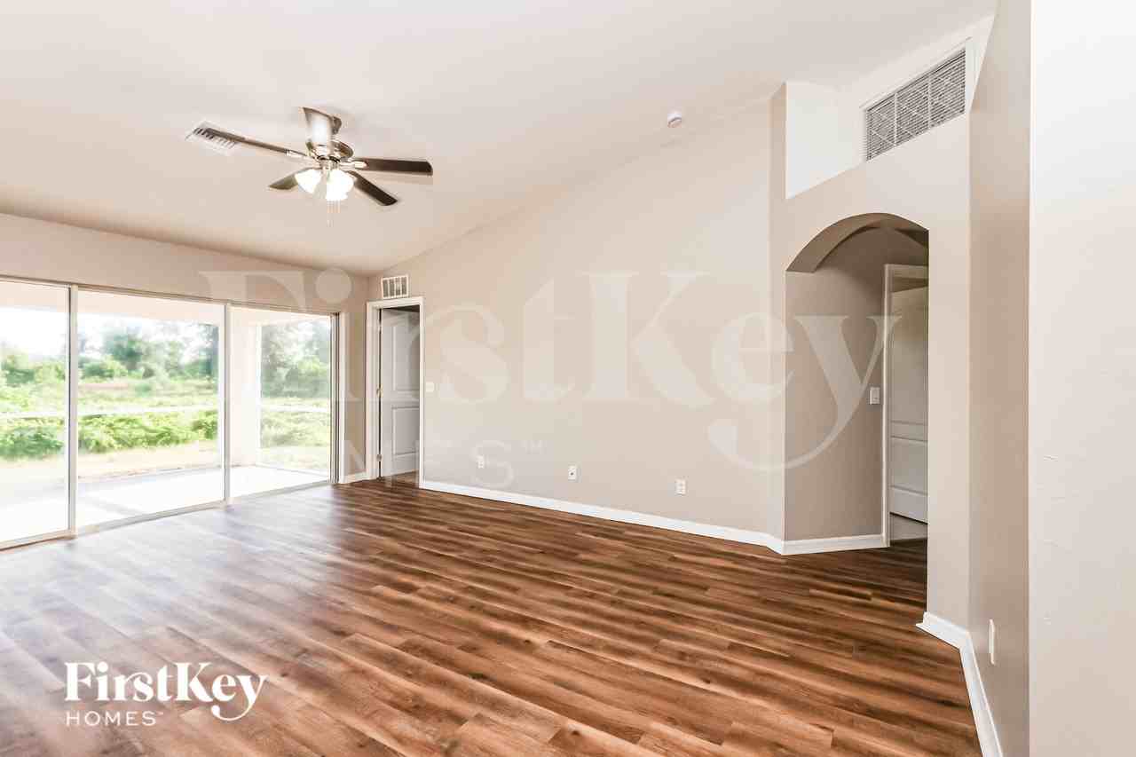 1141 Ebert St E - Photo 2 of 19