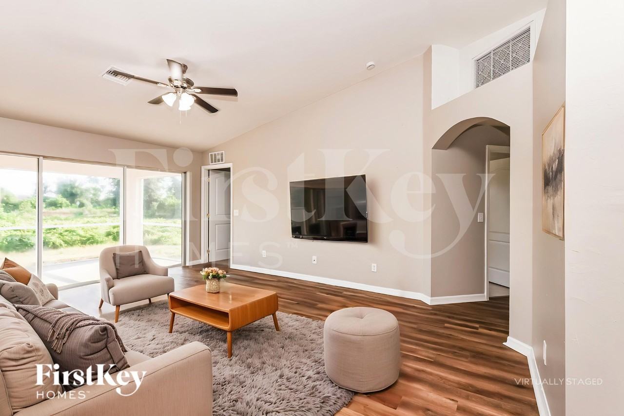 1141 Ebert St E - Photo 3 of 19