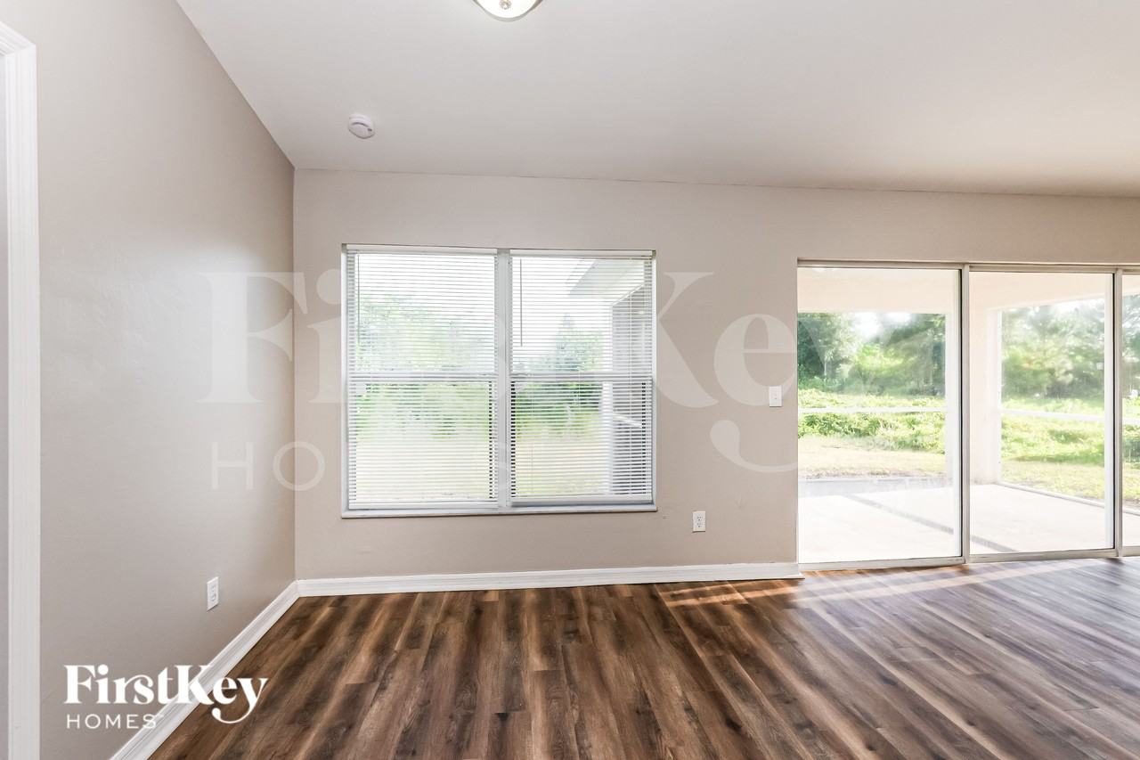 1141 Ebert St E - Photo 5 of 19