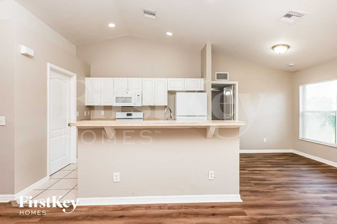 1141 Ebert St E - Photo 7 of 19