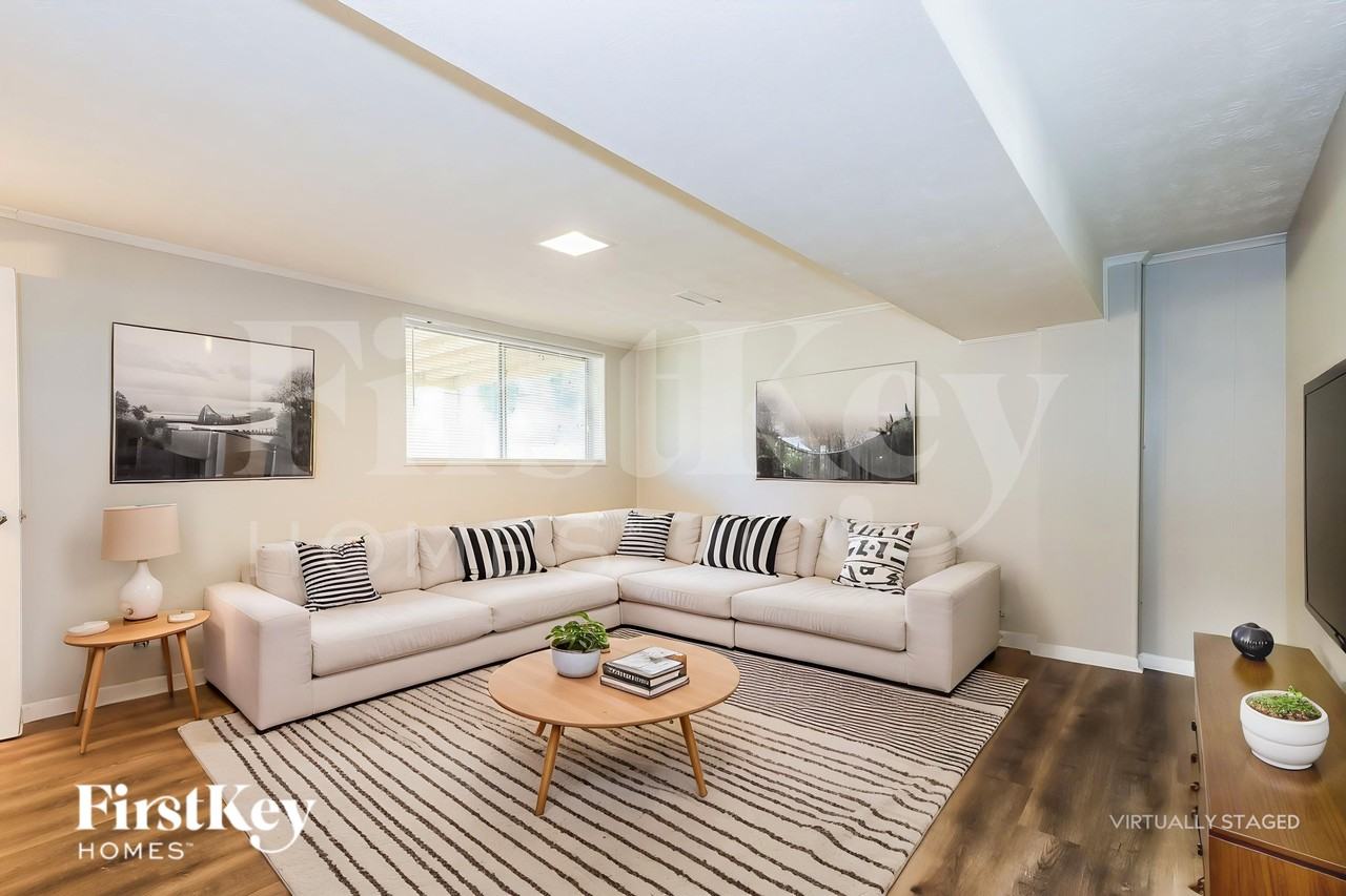 568 Dixon Rd - Photo 3 of 19