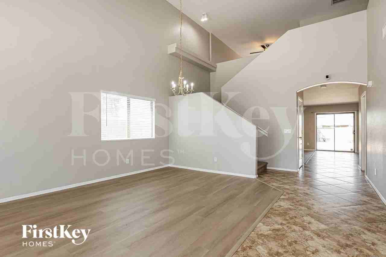 3256 W Huntington Dr - Photo 2 of 19
