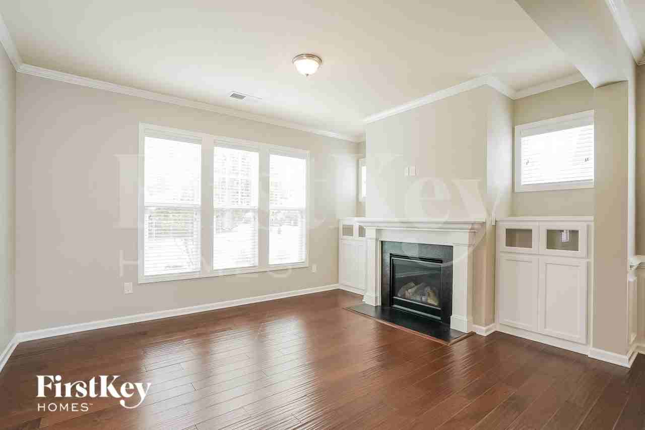 175 Heathwood Dr - Photo 3 of 15