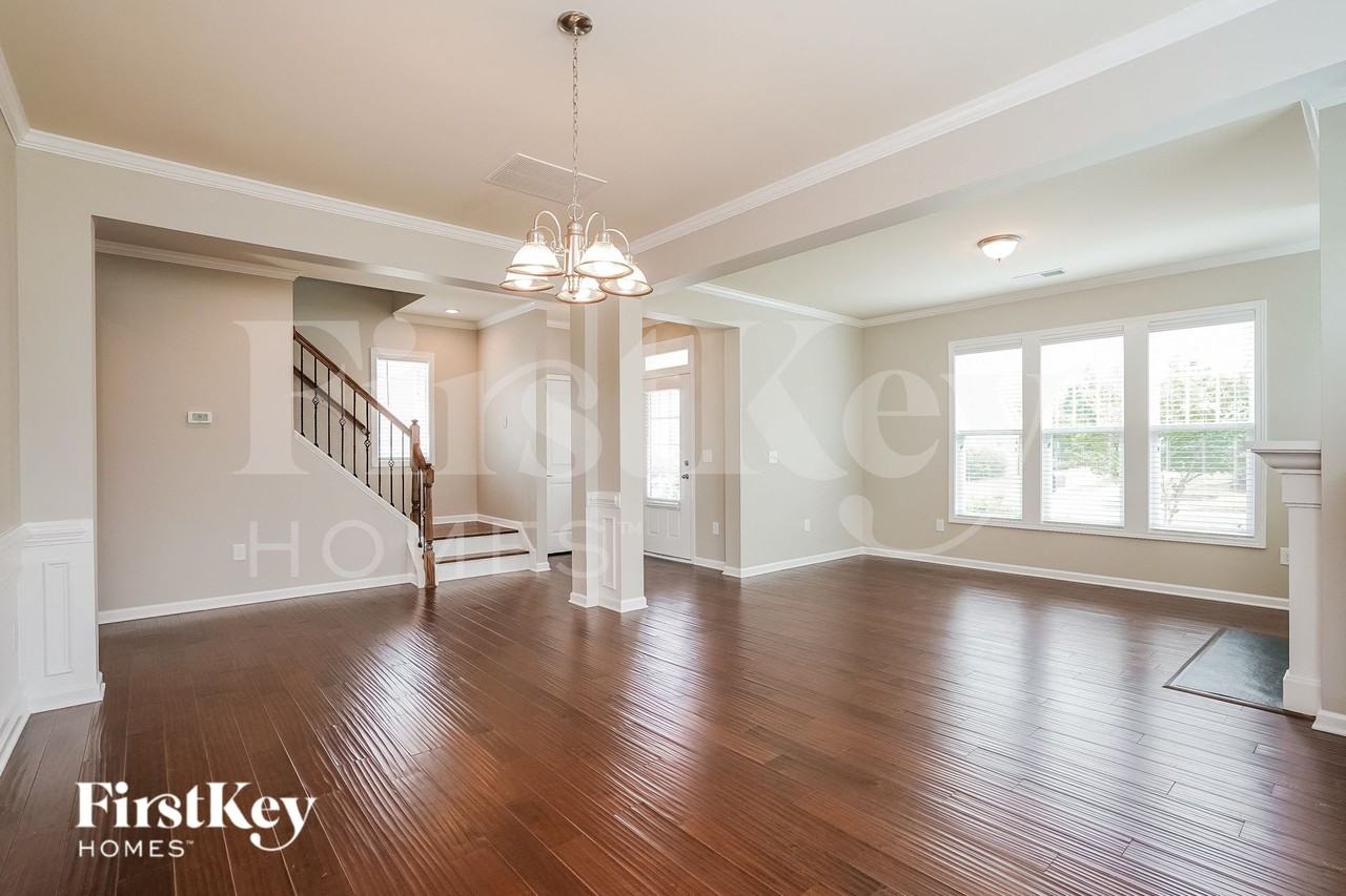 175 Heathwood Dr - Photo 4 of 15